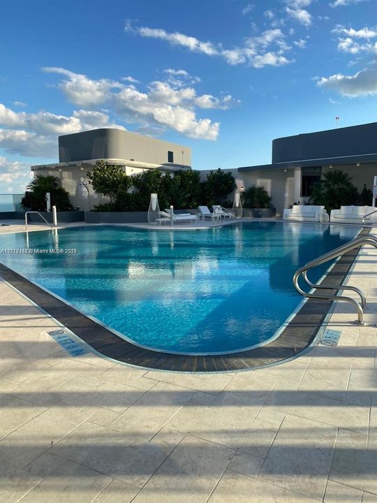 Под контрактом: $5,500 (1 спален, 1 ванн, 870 Квадратных фут)