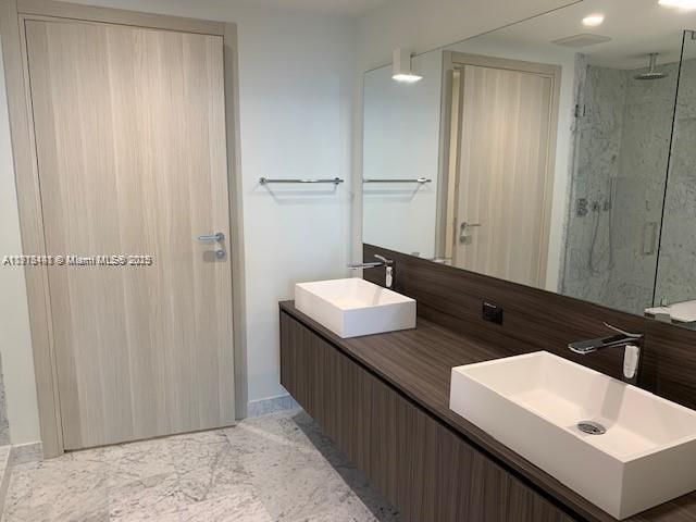 Под контрактом: $5,500 (1 спален, 1 ванн, 870 Квадратных фут)