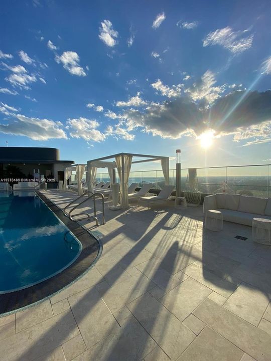 Под контрактом: $5,500 (1 спален, 1 ванн, 870 Квадратных фут)