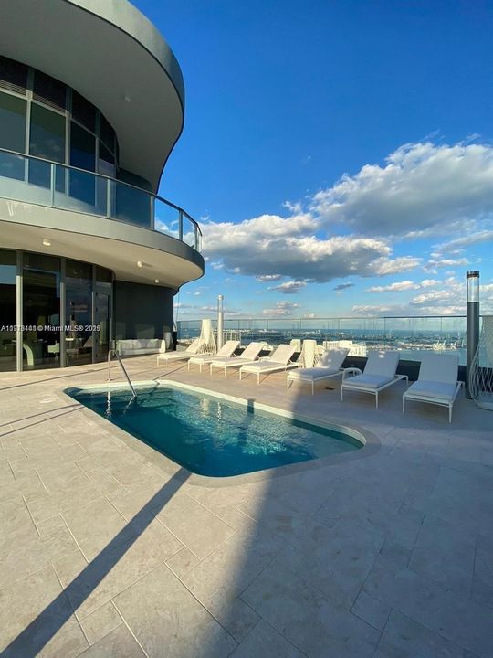 Под контрактом: $5,500 (1 спален, 1 ванн, 870 Квадратных фут)