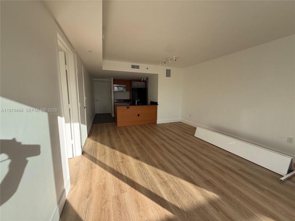 For Sale: $445,000 (1 beds, 1 baths, 700 Square Feet)