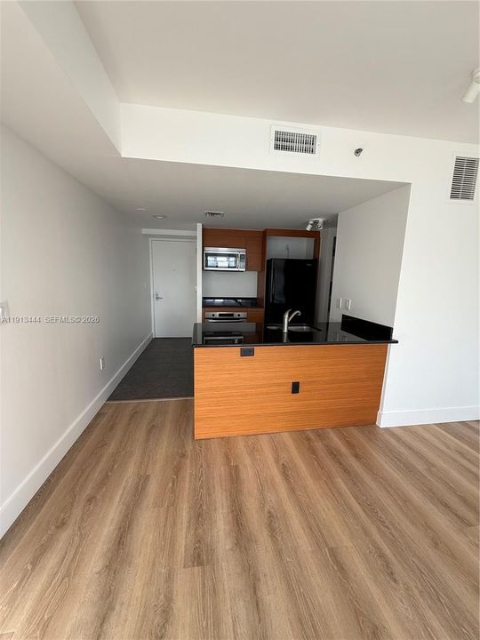 For Sale: $445,000 (1 beds, 1 baths, 700 Square Feet)