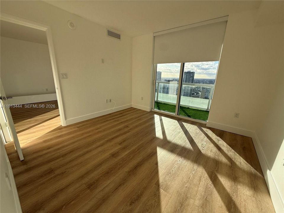 For Sale: $445,000 (1 beds, 1 baths, 700 Square Feet)