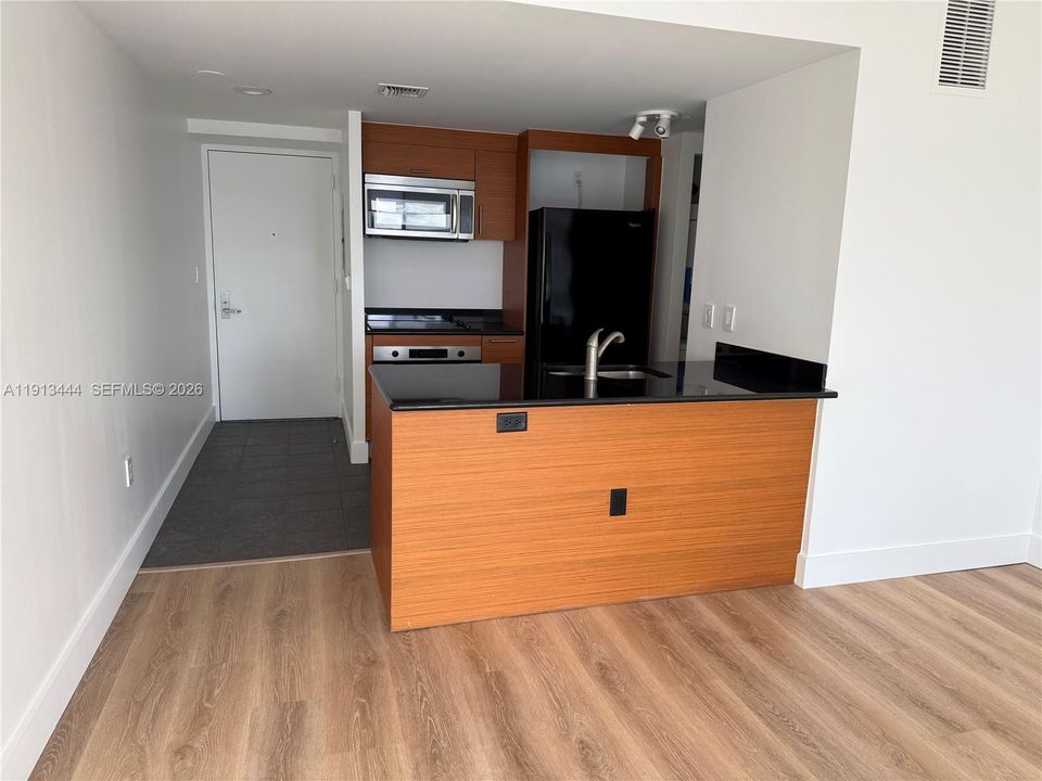 For Sale: $445,000 (1 beds, 1 baths, 700 Square Feet)