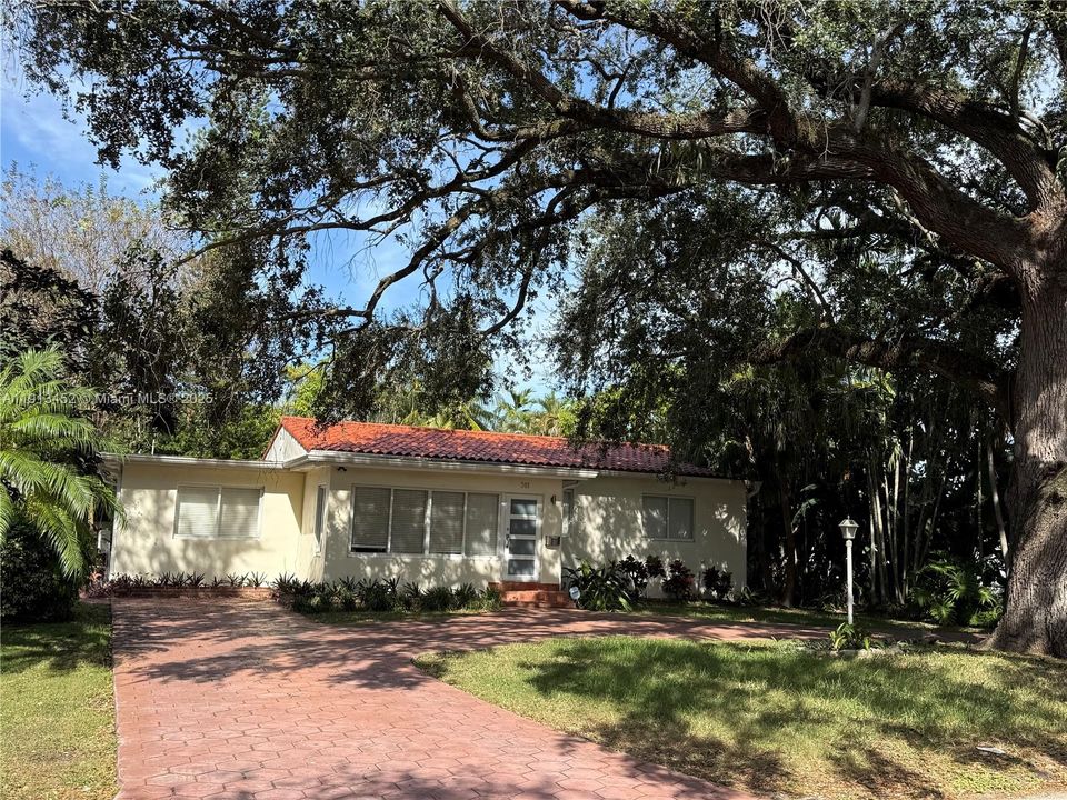 En Venta: $829,000 (4 camas, 3 baños, 1571 Pies cuadrados)