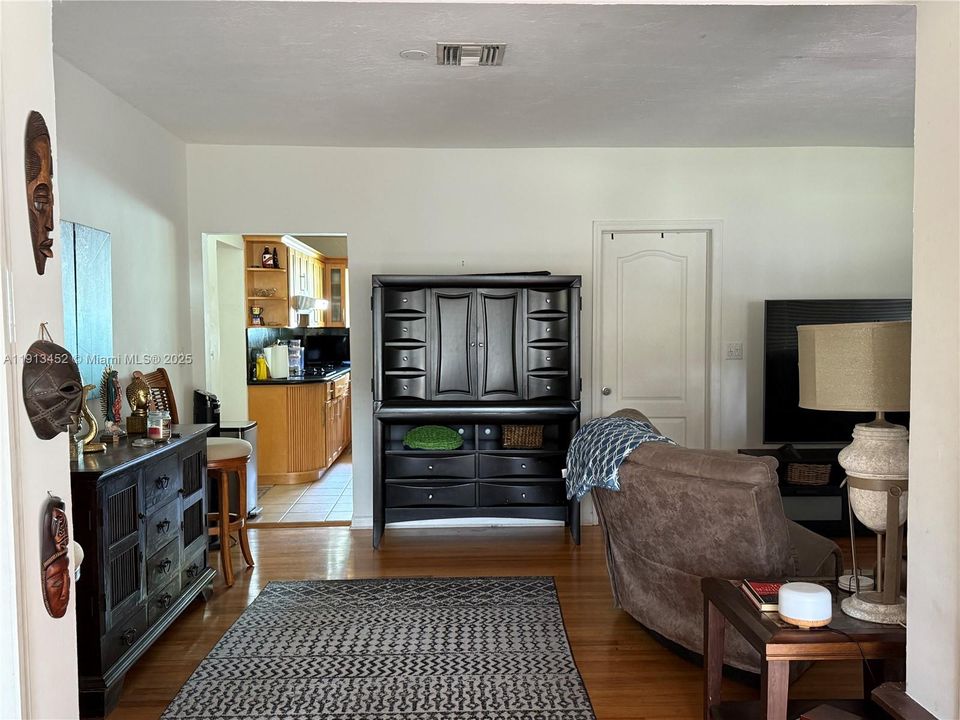 En Venta: $829,000 (4 camas, 3 baños, 1571 Pies cuadrados)