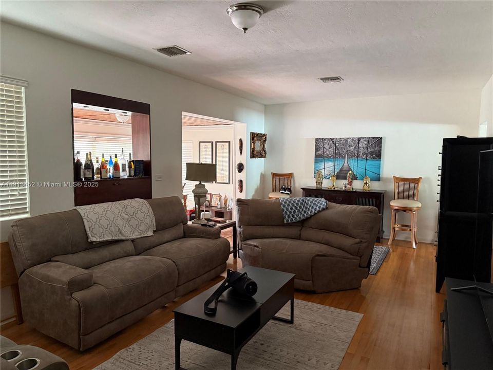 En Venta: $829,000 (4 camas, 3 baños, 1571 Pies cuadrados)