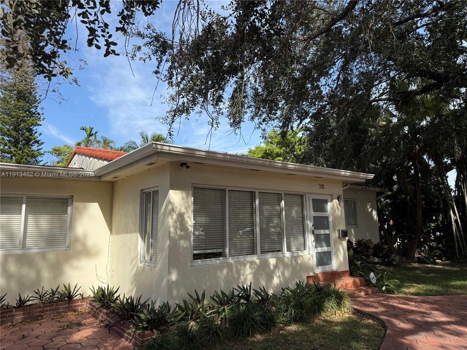 En Venta: $829,000 (4 camas, 3 baños, 1571 Pies cuadrados)