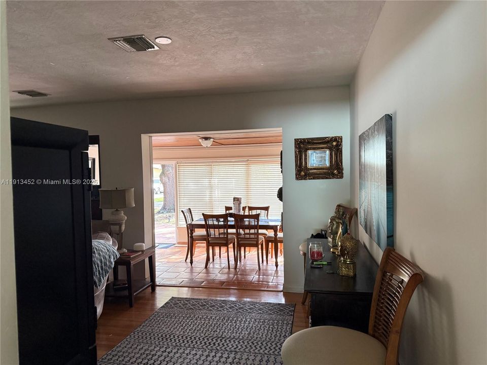 En Venta: $829,000 (4 camas, 3 baños, 1571 Pies cuadrados)