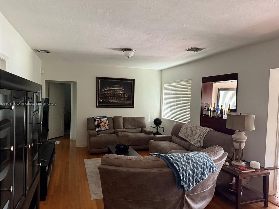 En Venta: $829,000 (4 camas, 3 baños, 1571 Pies cuadrados)