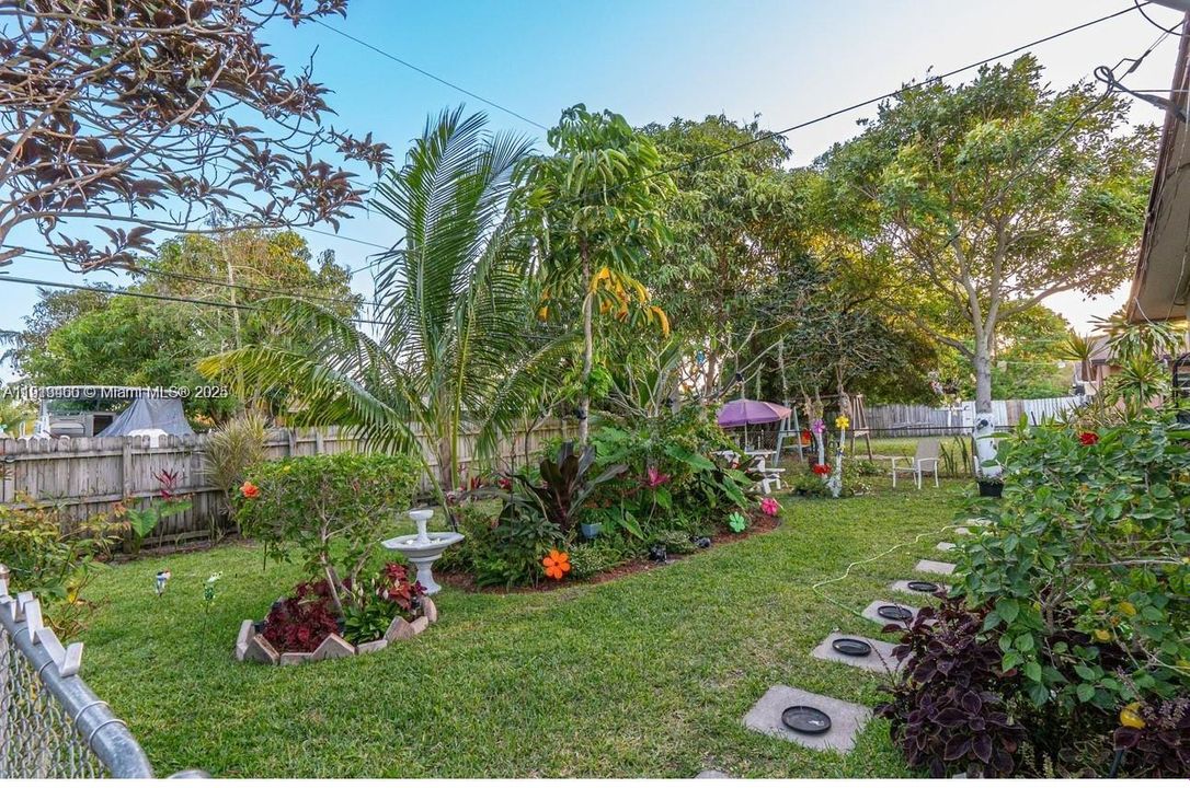 出租: $2,200 (2 贝兹, 1 浴室, 2275 平方英尺)