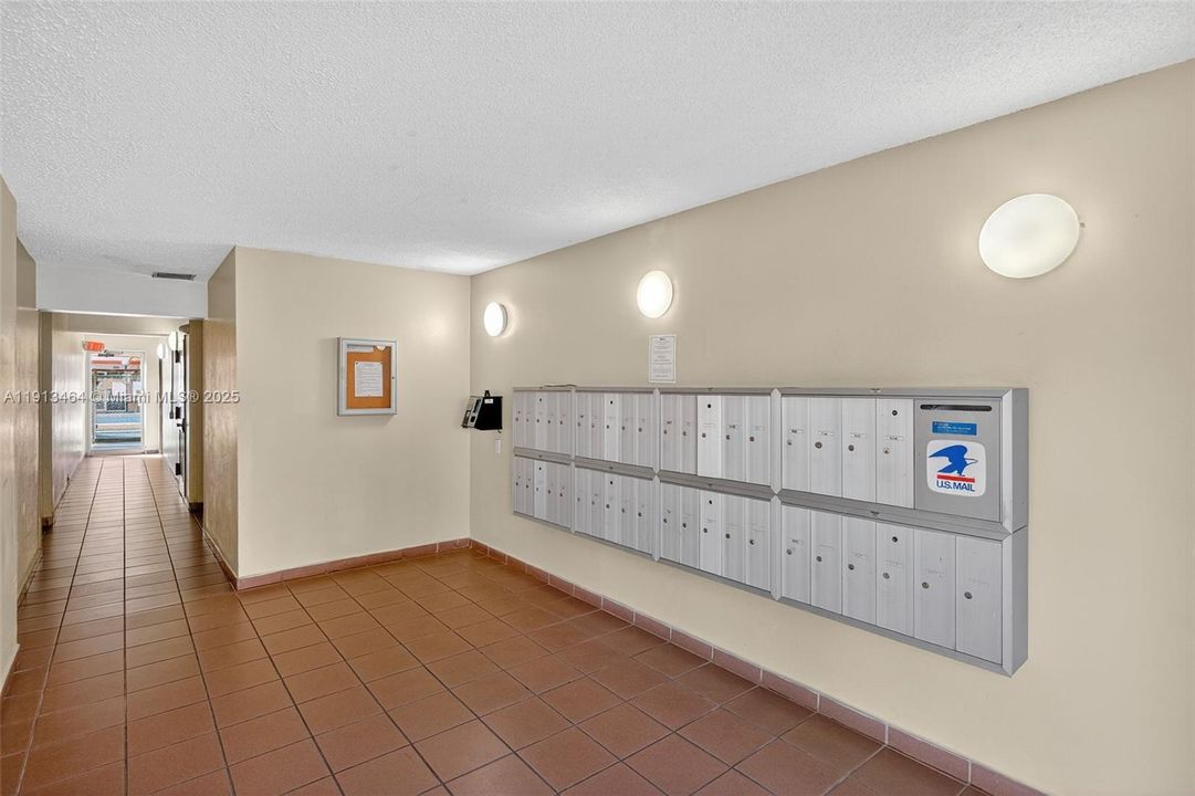 For Sale: $240,000 (2 beds, 2 baths, 782 Square Feet)