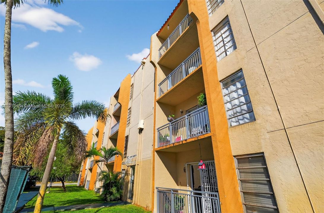 For Sale: $240,000 (2 beds, 2 baths, 782 Square Feet)