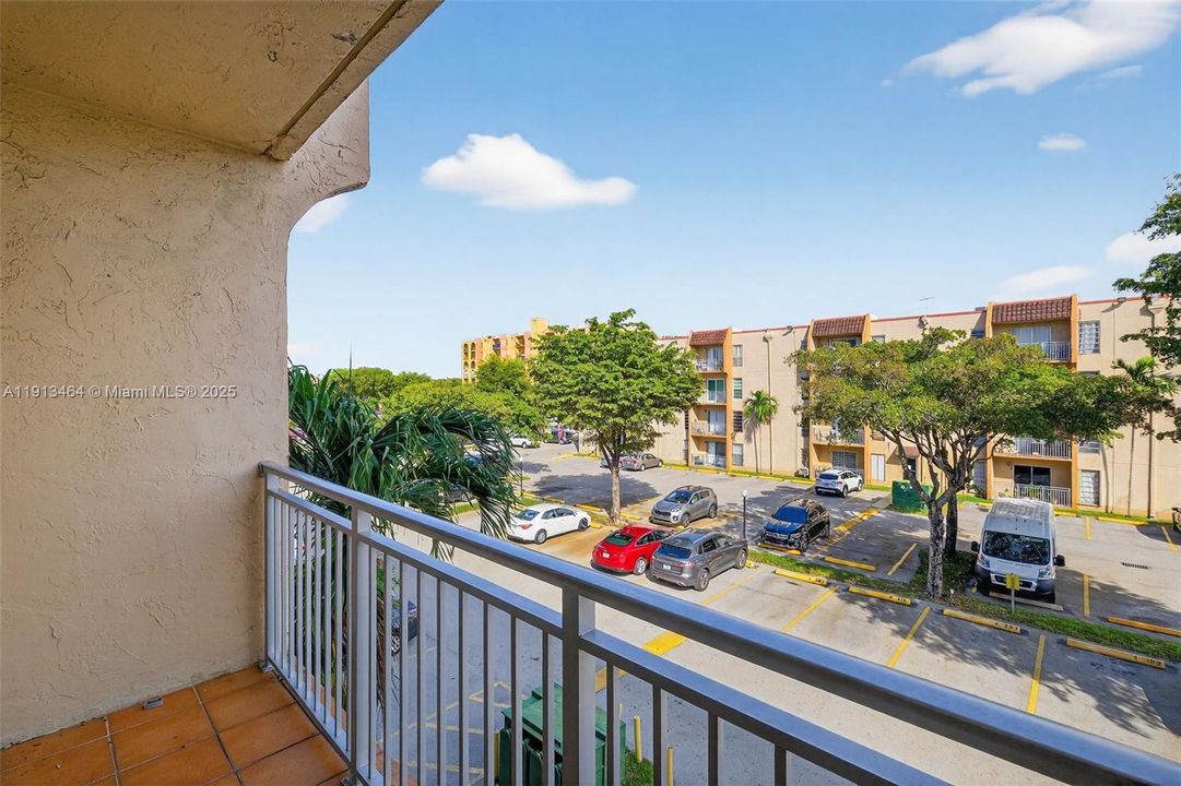 For Sale: $240,000 (2 beds, 2 baths, 782 Square Feet)