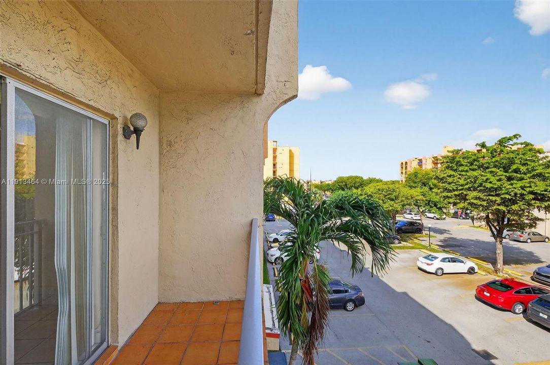 For Sale: $240,000 (2 beds, 2 baths, 782 Square Feet)