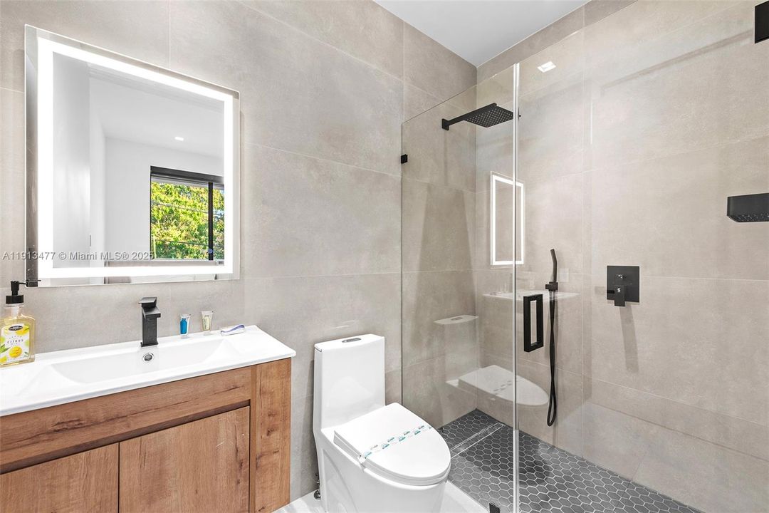 На продажу: $1,900,000 (5 спален, 5 ванн, 3300 Квадратных фут)