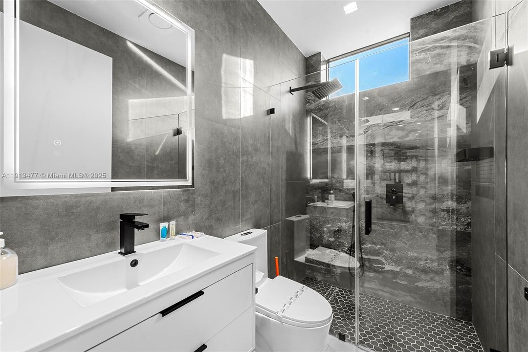 На продажу: $1,900,000 (5 спален, 5 ванн, 3300 Квадратных фут)