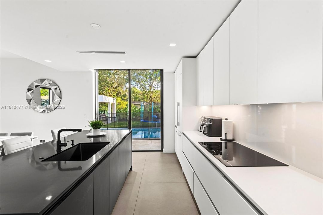 На продажу: $1,900,000 (5 спален, 5 ванн, 3300 Квадратных фут)