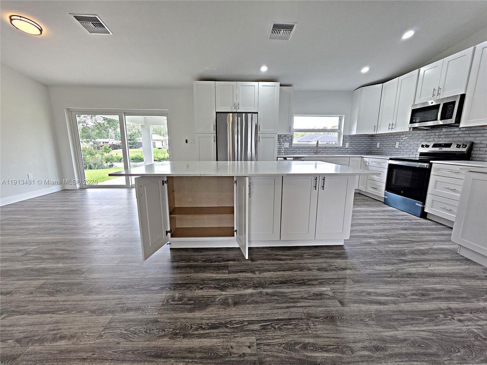 For Sale: $549,000 (3 beds, 2 baths, 1817 Square Feet)