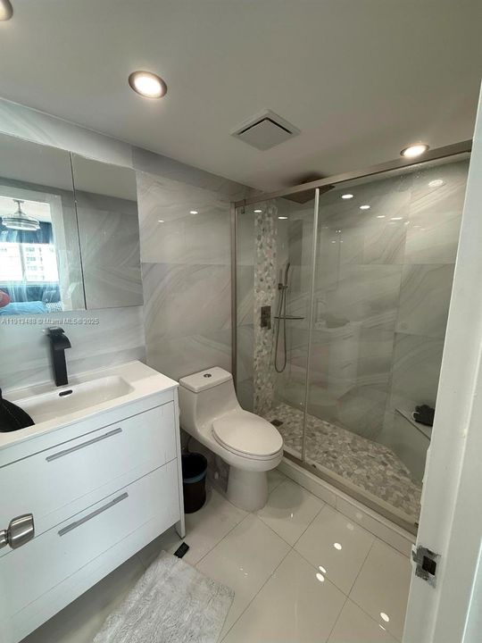 合同活跃: $2,450 (1 贝兹, 1 浴室, 673 平方英尺)