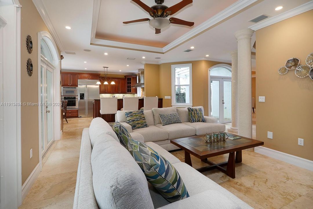 合同活跃: $14,000 (4 贝兹, 4 浴室, 3716 平方英尺)