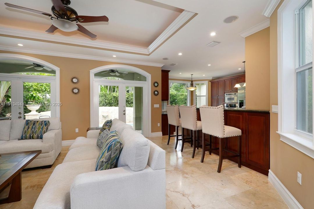 合同活跃: $14,000 (4 贝兹, 4 浴室, 3716 平方英尺)