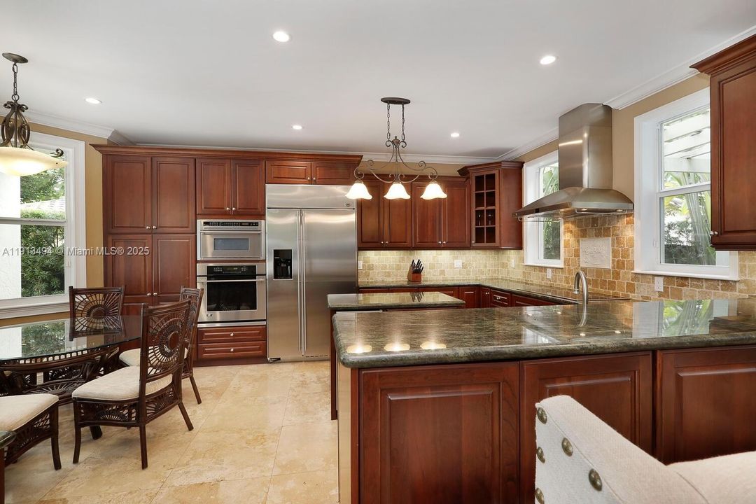 合同活跃: $14,000 (4 贝兹, 4 浴室, 3716 平方英尺)