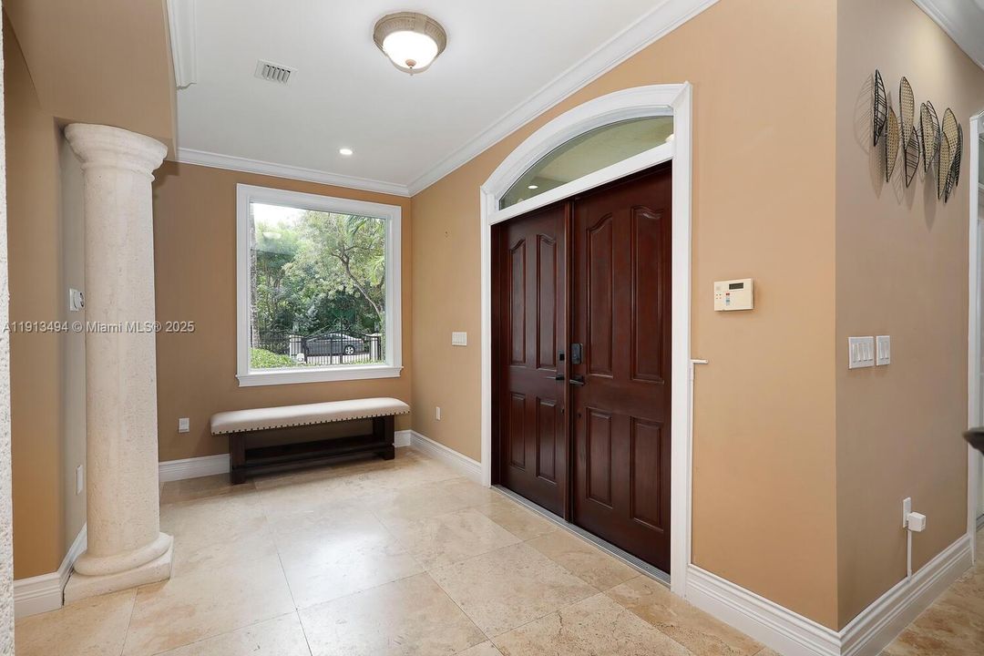 合同活跃: $14,000 (4 贝兹, 4 浴室, 3716 平方英尺)