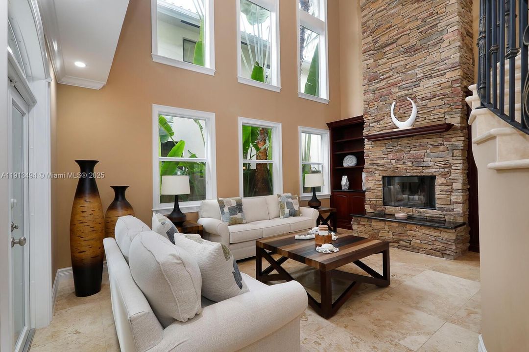 合同活跃: $14,000 (4 贝兹, 4 浴室, 3716 平方英尺)