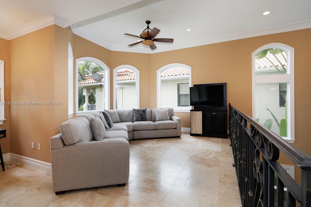 合同活跃: $14,000 (4 贝兹, 4 浴室, 3716 平方英尺)