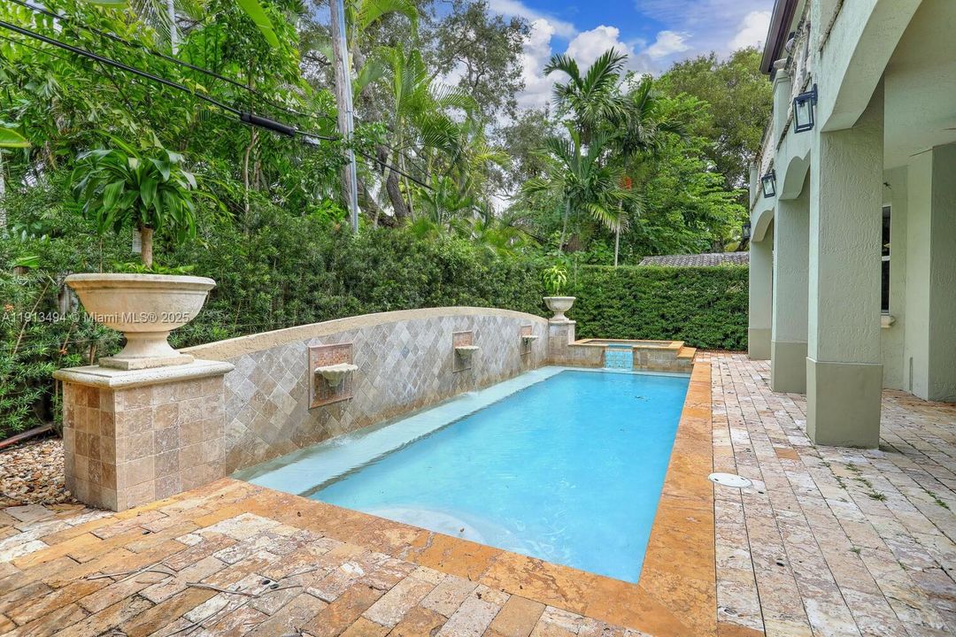 合同活跃: $14,000 (4 贝兹, 4 浴室, 3716 平方英尺)