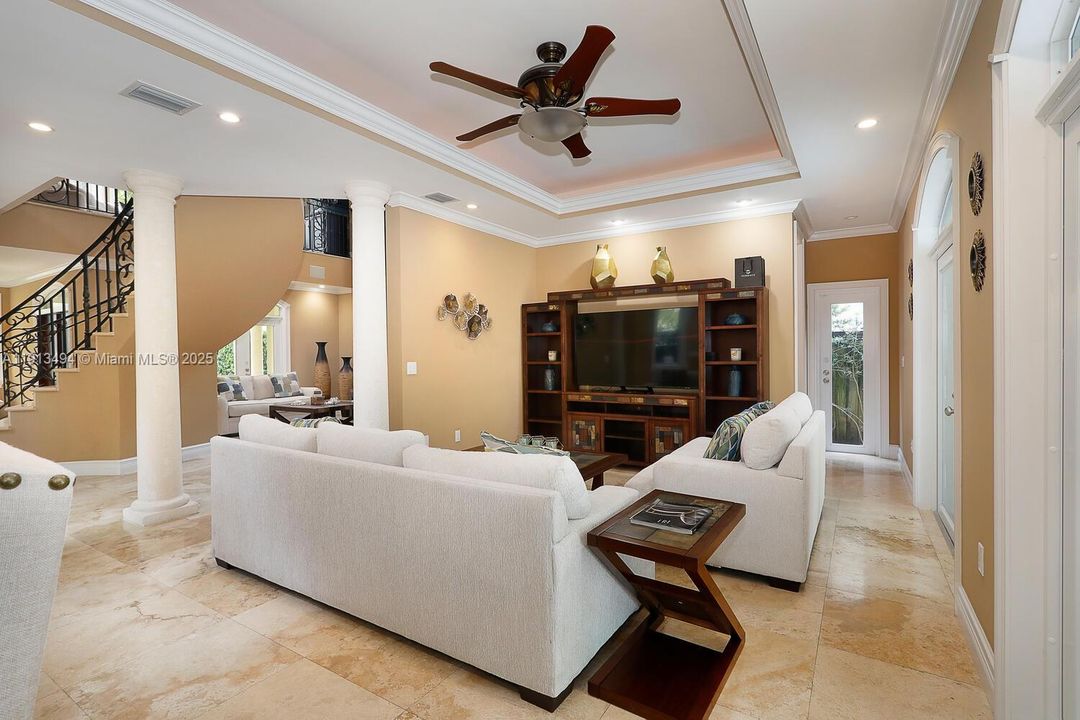 合同活跃: $14,000 (4 贝兹, 4 浴室, 3716 平方英尺)