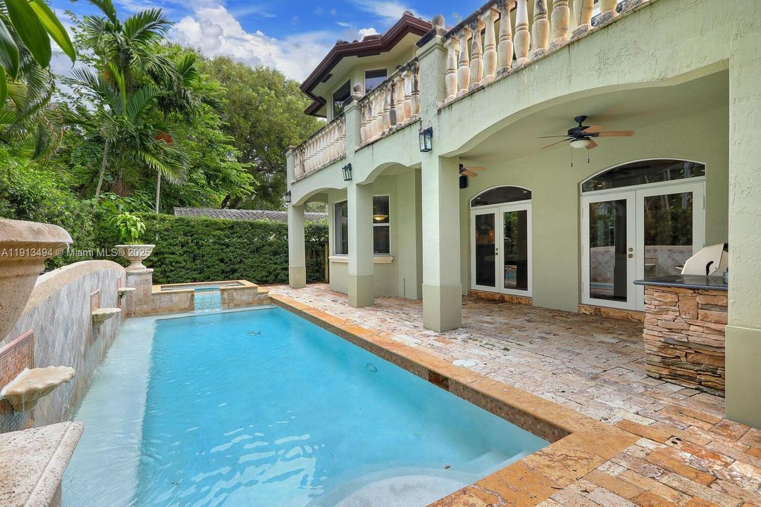 合同活跃: $14,000 (4 贝兹, 4 浴室, 3716 平方英尺)