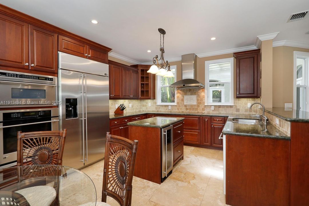 合同活跃: $14,000 (4 贝兹, 4 浴室, 3716 平方英尺)