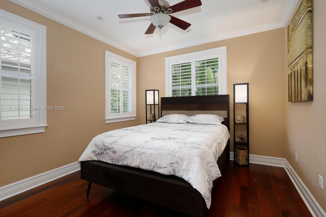 合同活跃: $14,000 (4 贝兹, 4 浴室, 3716 平方英尺)