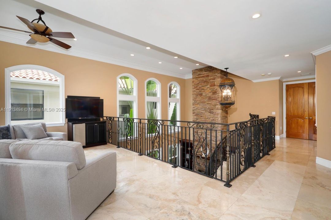 合同活跃: $14,000 (4 贝兹, 4 浴室, 3716 平方英尺)