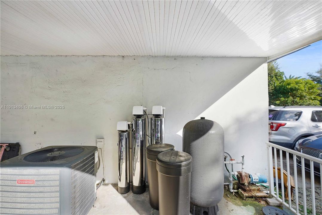 For Sale: $949,000 (5 beds, 4 baths, 2088 Square Feet)