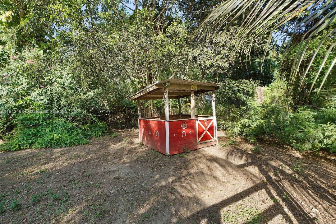 For Sale: $949,000 (5 beds, 4 baths, 2088 Square Feet)