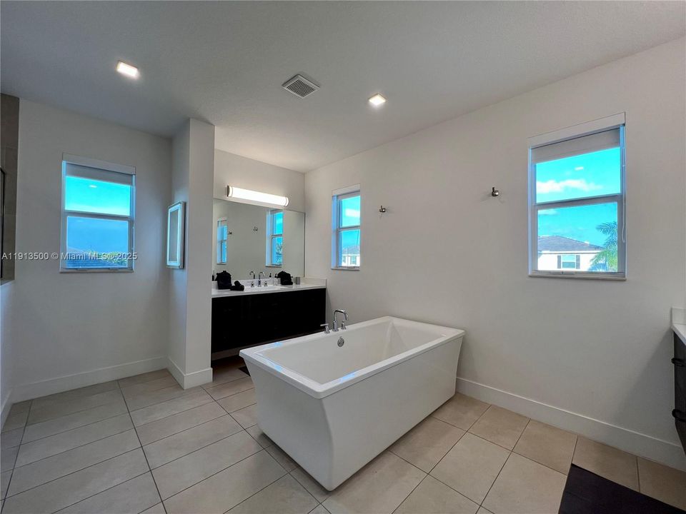 For Sale: $2,590,000 (8 beds, 4 baths, 4426 Square Feet)