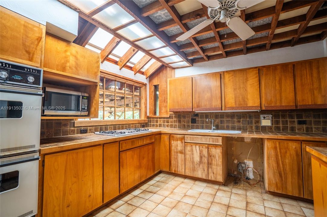 For Sale: $1,399,990 (3 beds, 2 baths, 2284 Square Feet)