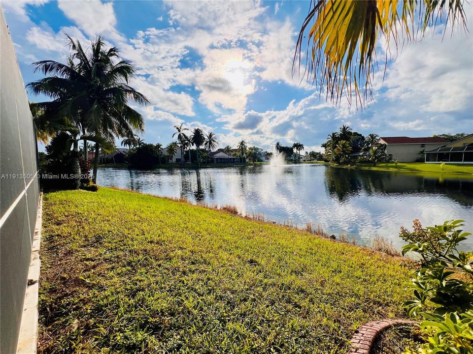 Под контрактом: $759,990 (4 спален, 2 ванн, 2175 Квадратных фут)