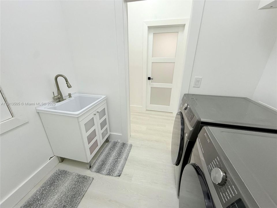 Под контрактом: $759,990 (4 спален, 2 ванн, 2175 Квадратных фут)