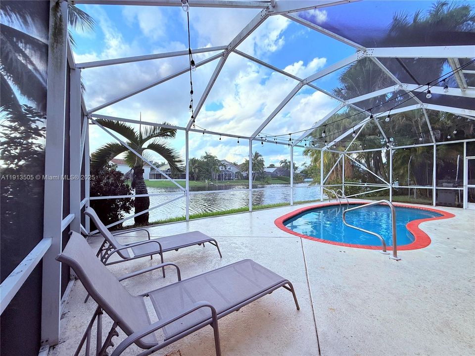 Под контрактом: $759,990 (4 спален, 2 ванн, 2175 Квадратных фут)