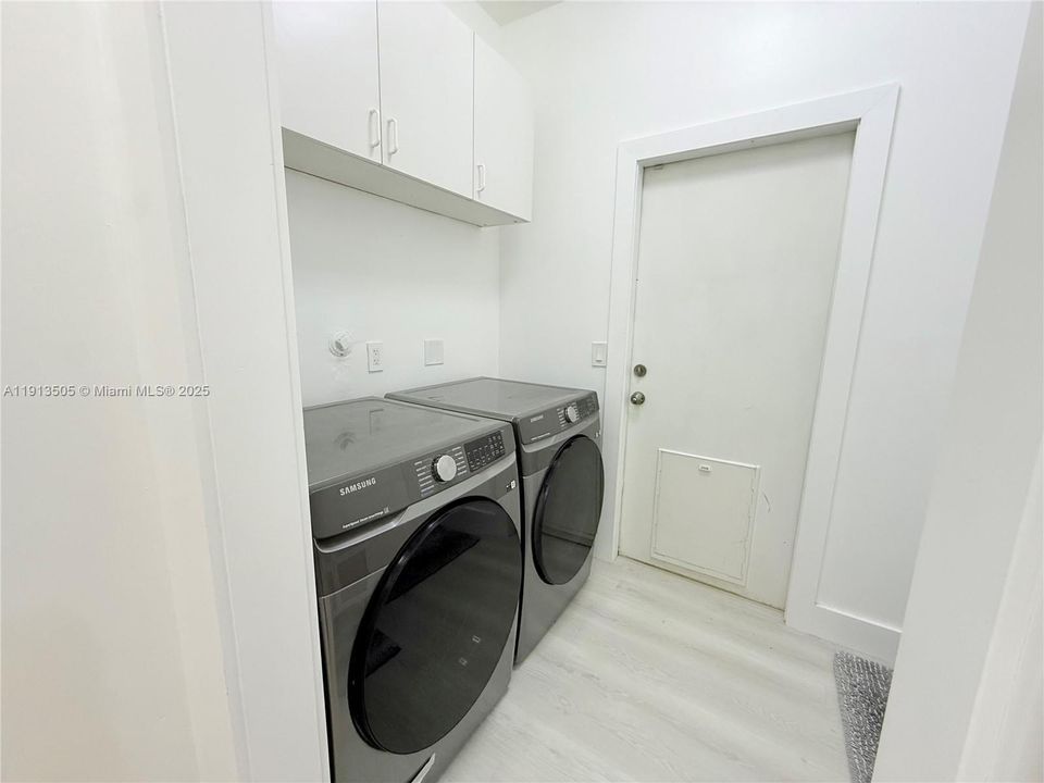 Под контрактом: $759,990 (4 спален, 2 ванн, 2175 Квадратных фут)