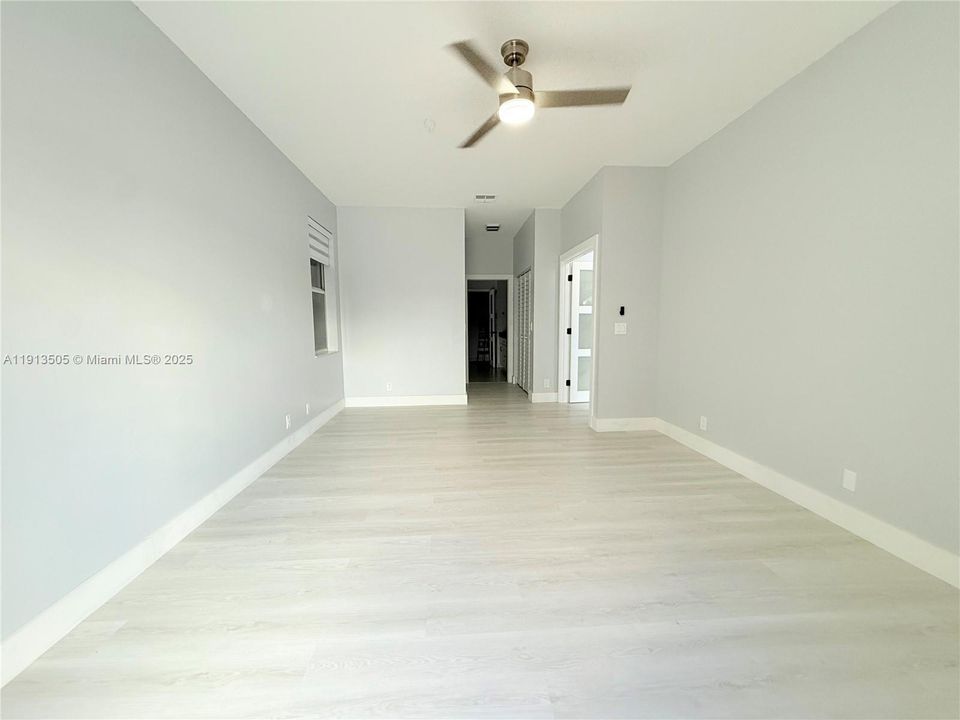 Под контрактом: $759,990 (4 спален, 2 ванн, 2175 Квадратных фут)