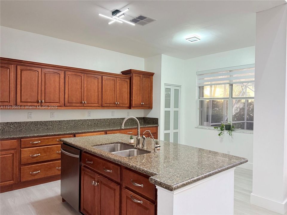 Под контрактом: $759,990 (4 спален, 2 ванн, 2175 Квадратных фут)