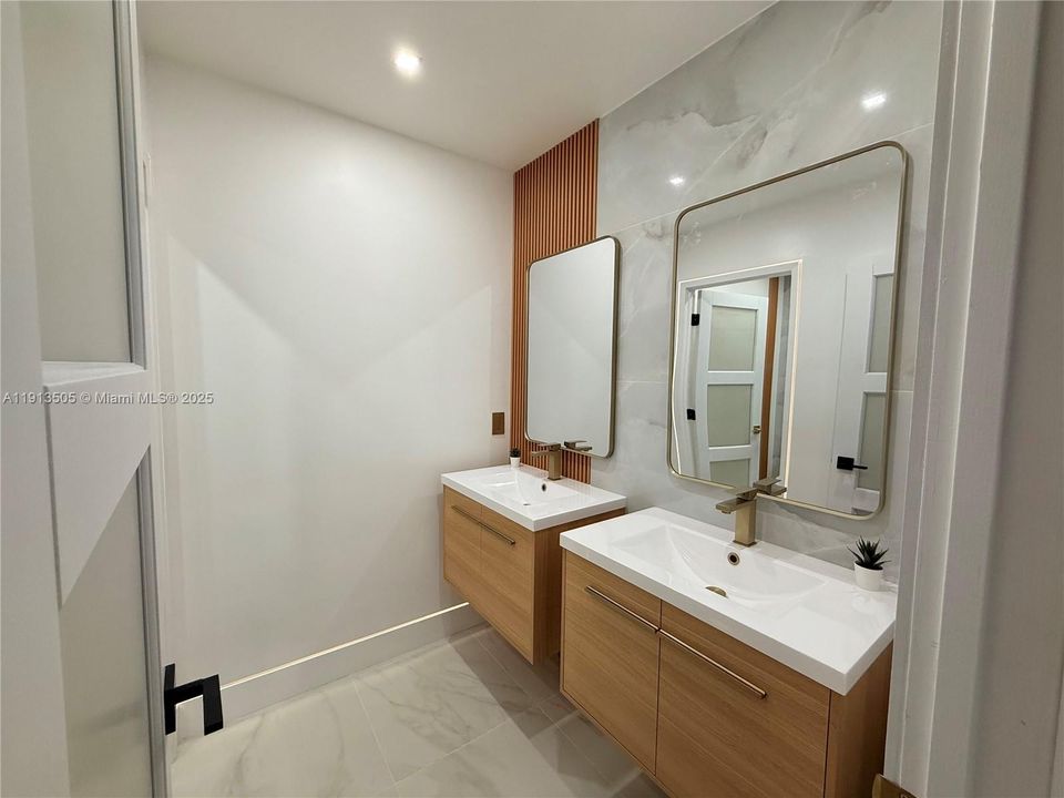 Под контрактом: $759,990 (4 спален, 2 ванн, 2175 Квадратных фут)