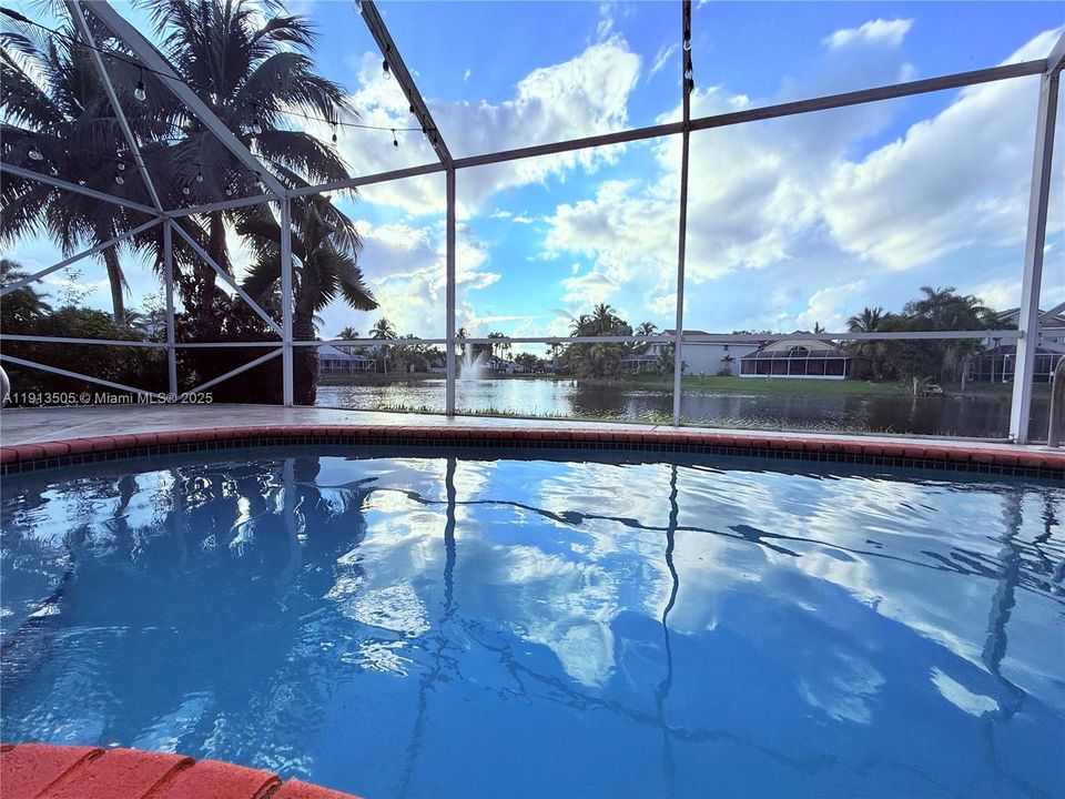 Под контрактом: $759,990 (4 спален, 2 ванн, 2175 Квадратных фут)