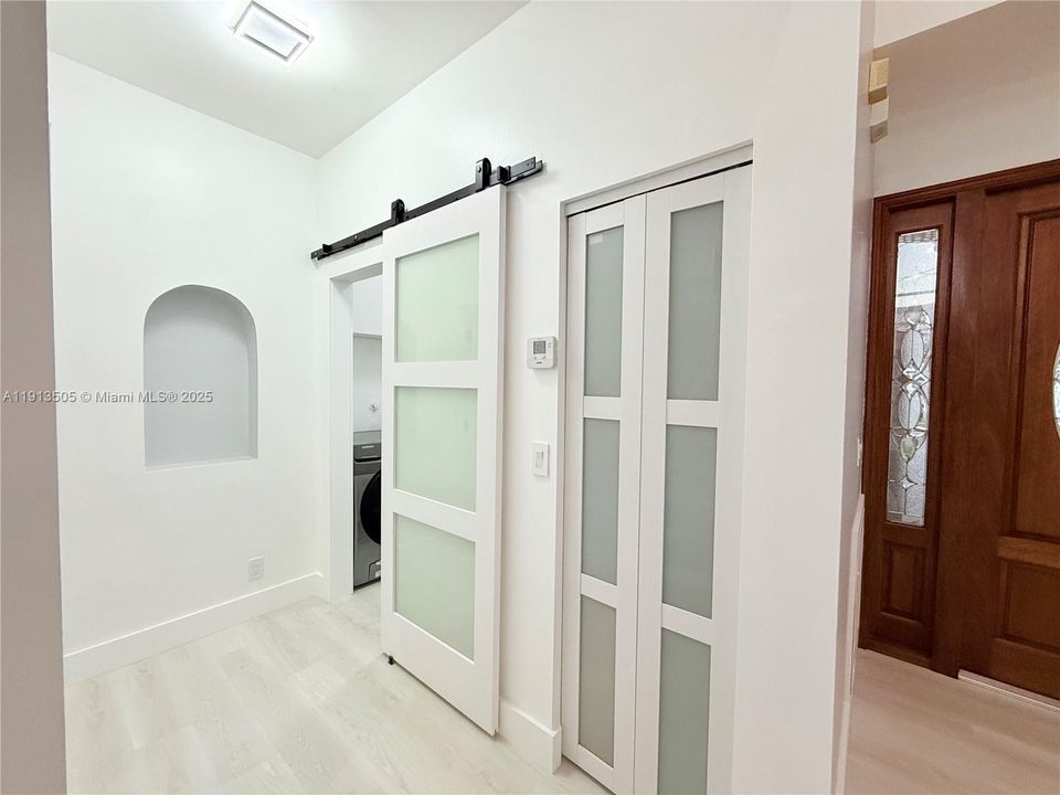 Под контрактом: $759,990 (4 спален, 2 ванн, 2175 Квадратных фут)