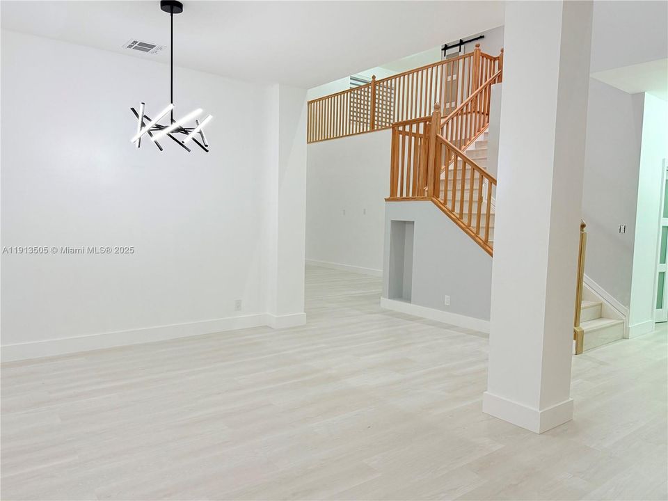 Под контрактом: $759,990 (4 спален, 2 ванн, 2175 Квадратных фут)